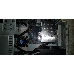 Cooler stoc Intel vs cooler nou, comparatie in timpul instalarii.
