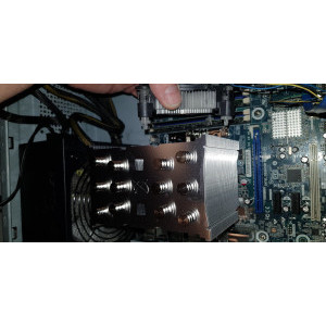 Cooler stoc Intel vs cooler nou, comparatie in timpul instalarii.