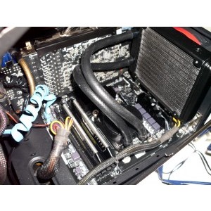 Se poate monta un cooler inalt (gen Thermalright Macho HR-02) sau un kit watercooling fara probleme.