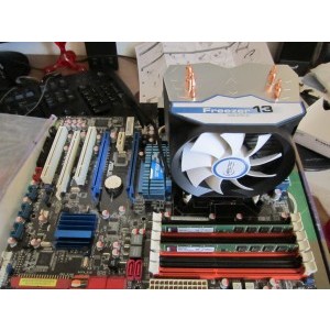 Cooler Arctic Cooling Freezer 13 instalat pe o placa de baza Asus P6T cu un procesor Intel i7 920...