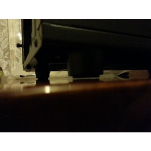 Carcasa nu adera cu toate cele 4 picioare la suprafata (piciorus scurt 2-3mm).
