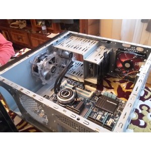 Cooler si Placa de baza instalate in carcasa