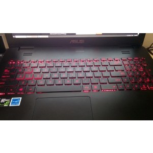 Tastatura iluminata pe ultimul nivel.
Butonul din stanga sus, este butonul de oprit/pornit.