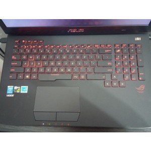 Aici se poate vedea in dreapta acel buton cu sigla ROG, sub home si deasupra numpad-ului,...